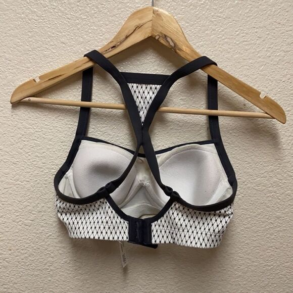 Victoria’s Secret Sports Bra 32C - Picture 4 of 4